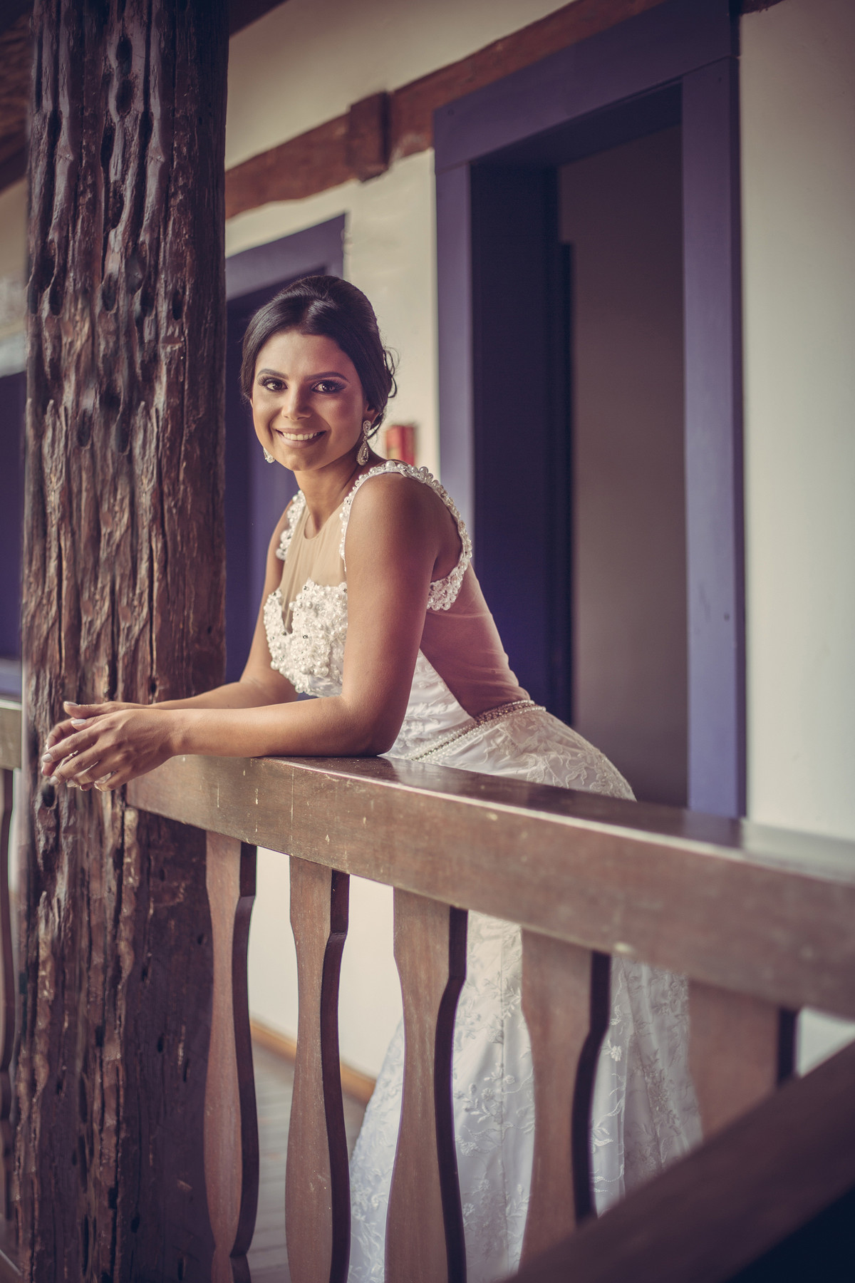Noiva encostada na madeira foto feita pelo fotógrafo Rafael Ohana em Paracatu-M