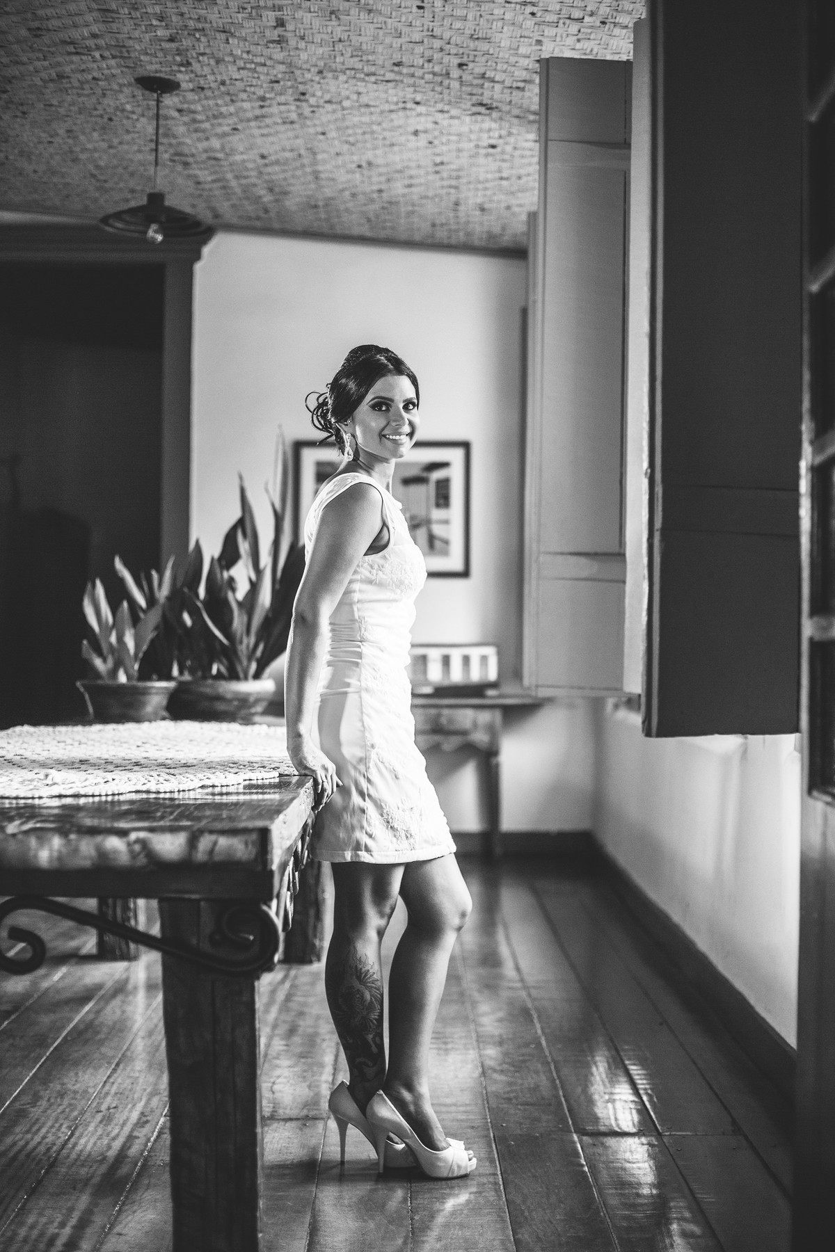 Noiva encostada em uma mesa foto feita pelo fotógrafo Rafael Ohana em Paracatu-M