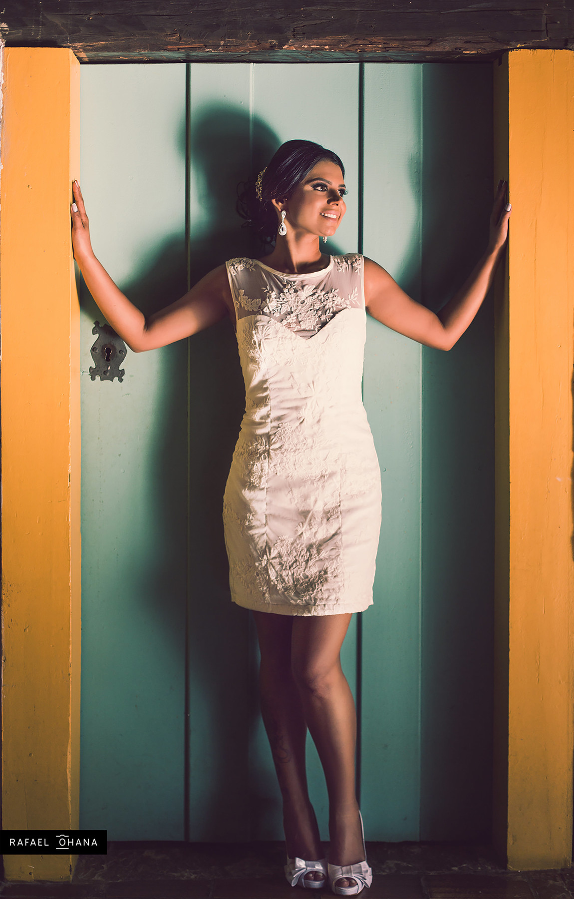 Noiva posando em porta de madeira antiga foto feita pelo fotógrafo Rafael Ohana em Paracatu-M