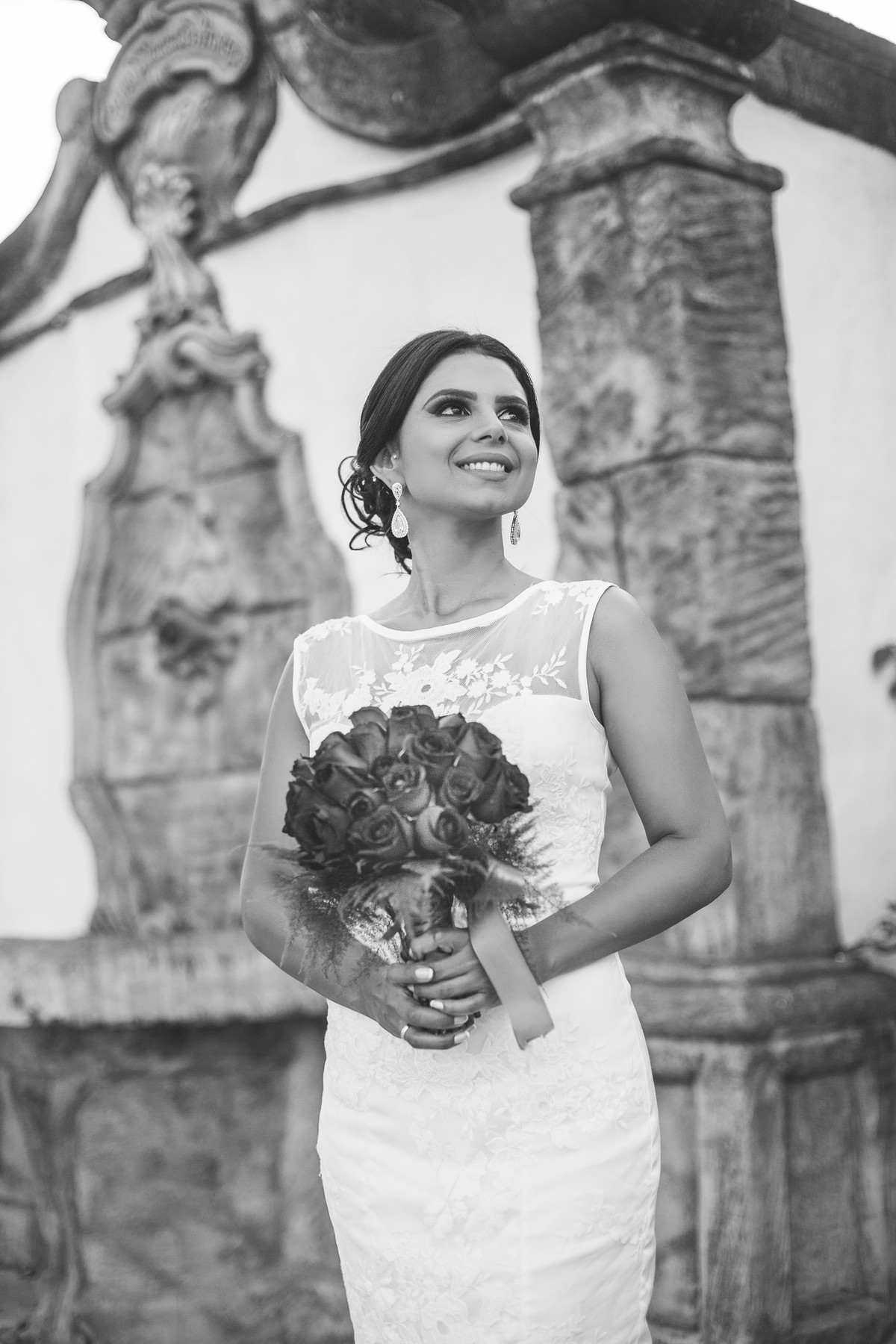 Noiva posando com buquê em fonte antiga foto feita pelo fotógrafo Rafael Ohana em Paracatu-M