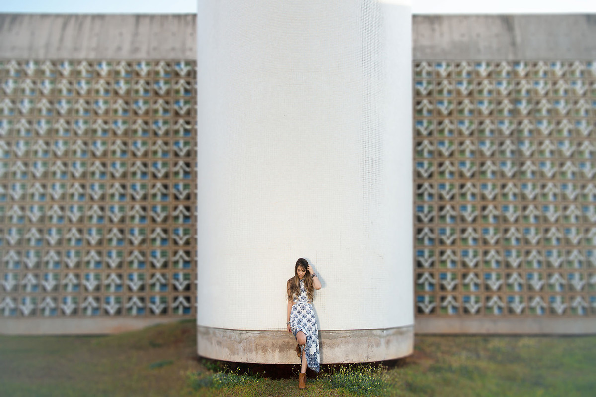 Menina posando na UnB foto feita pelo fotógrafo Rafael Ohana em Brasília-DF