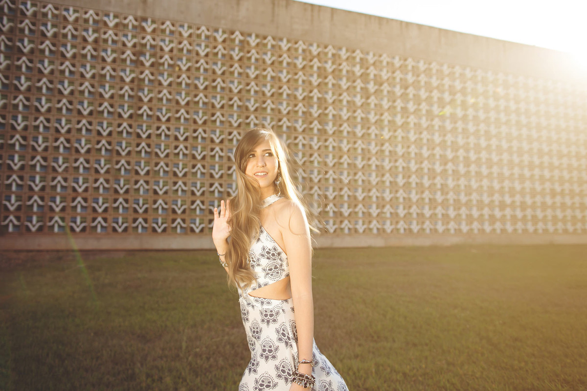 Menina andando pela UnB foto feita pelo fotógrafo Rafael Ohana em Brasília-DF