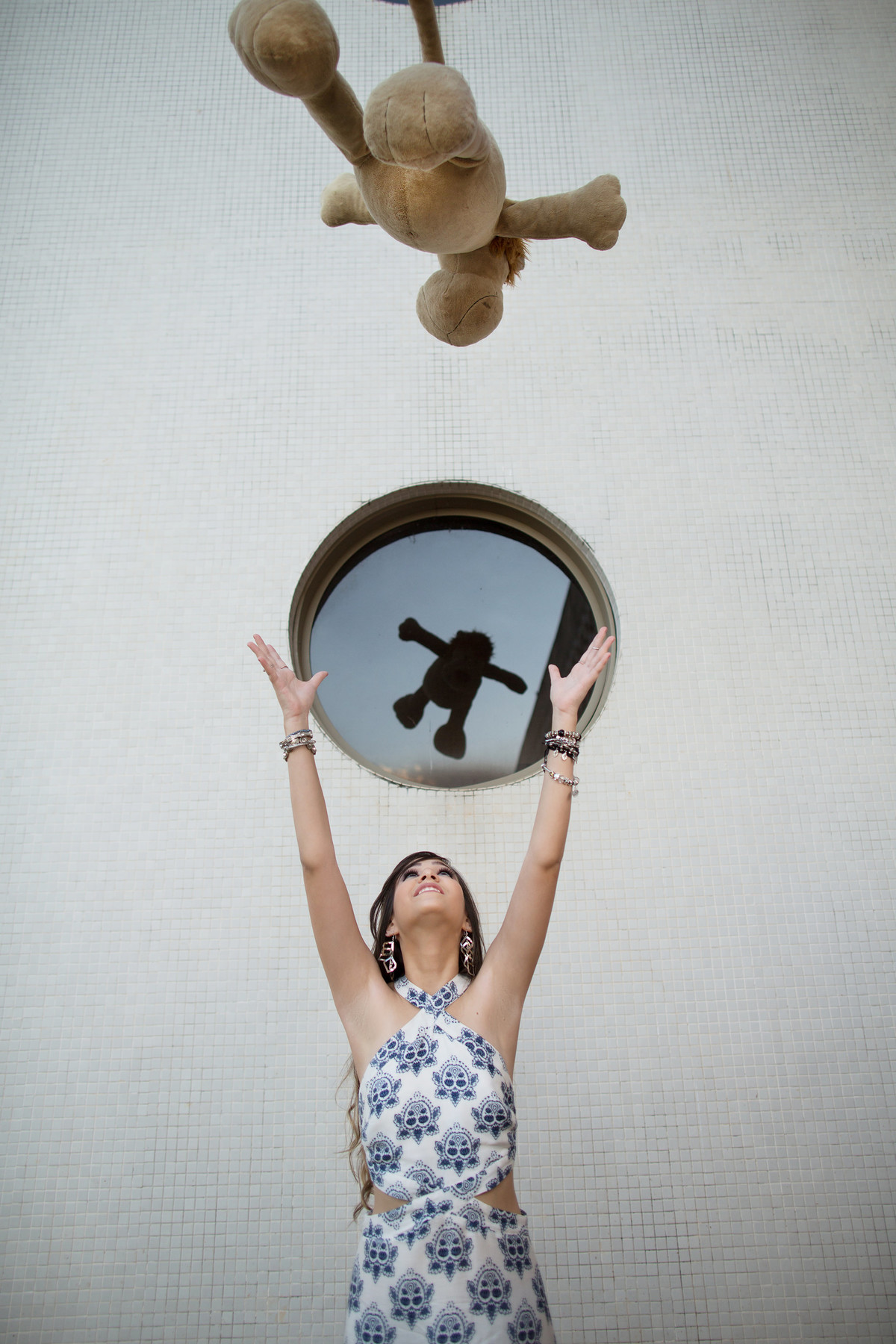 Meninas jogando urso pra cima foto feita pelo fotógrafo Rafael Ohana em Brasília-DF