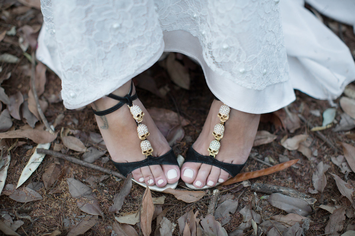 Noiva mostrando seus sapatos de caveira em ensaio trash the dress feito pelo fotografo de casamento Rafael Ohana em Brasilia-Df