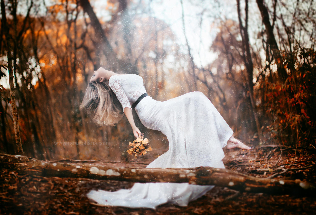 Noiva sendo abduzida flutuando e segurando flores mortas em ensaio trash the dress feito pelo fotografo de casamento Rafael Ohana em Brasilia-df