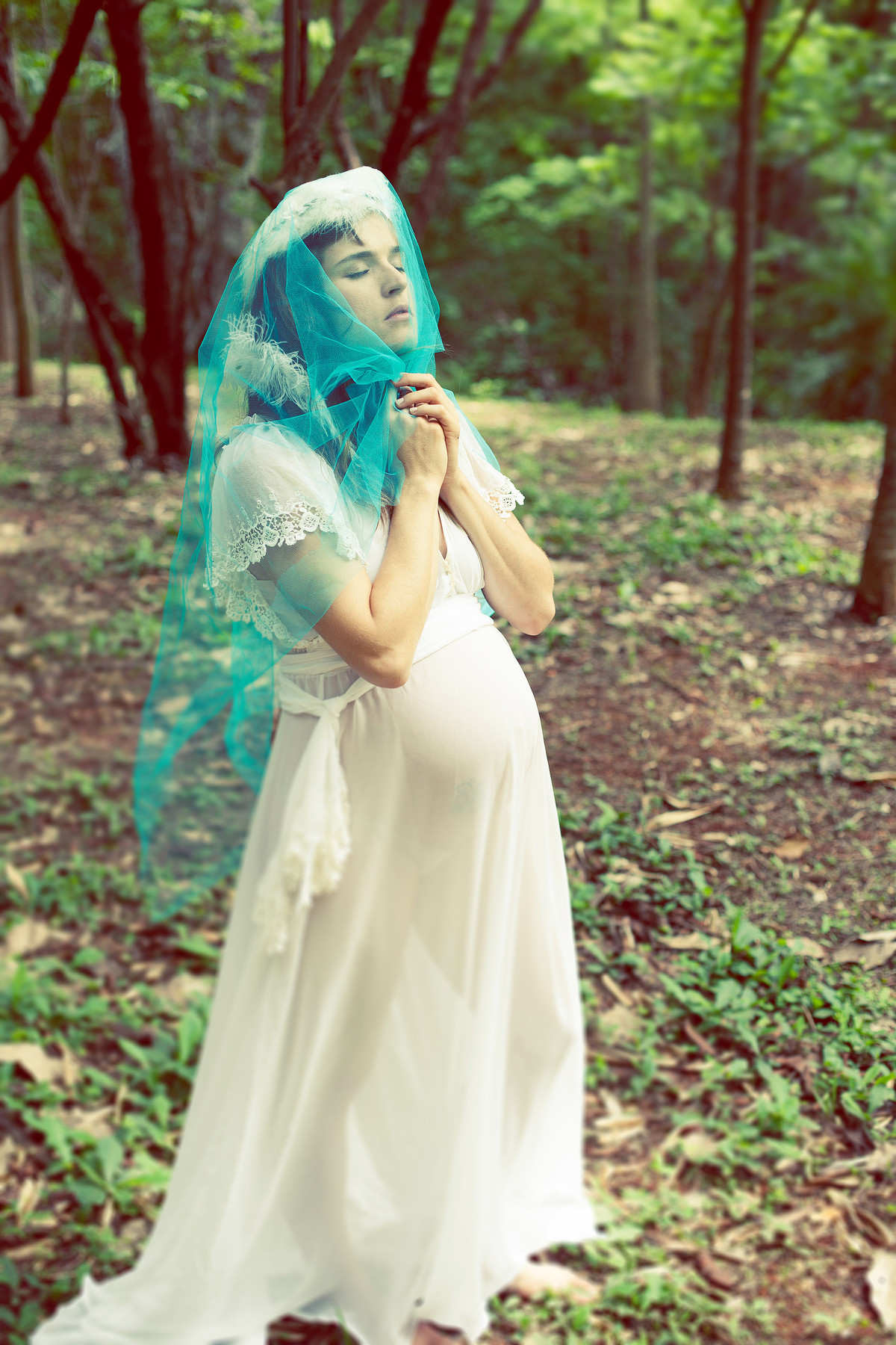 Grávida usando vestido branco posando para o fotógrafo Rafael Ohana em Brasília