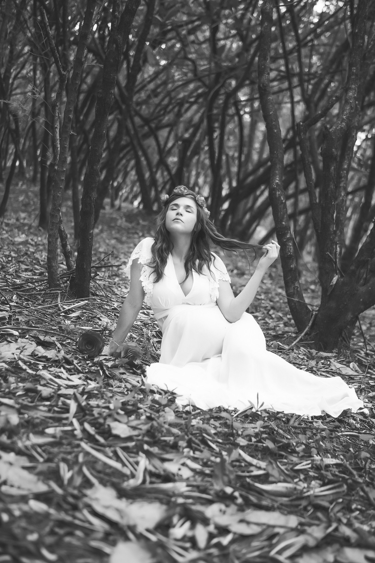 Grávida posando para ensaio fotográfico com vestido branco em floresta em Brasília-DF. Pregnant posing for photo shoot with white dress in forest in Brasilia-DF