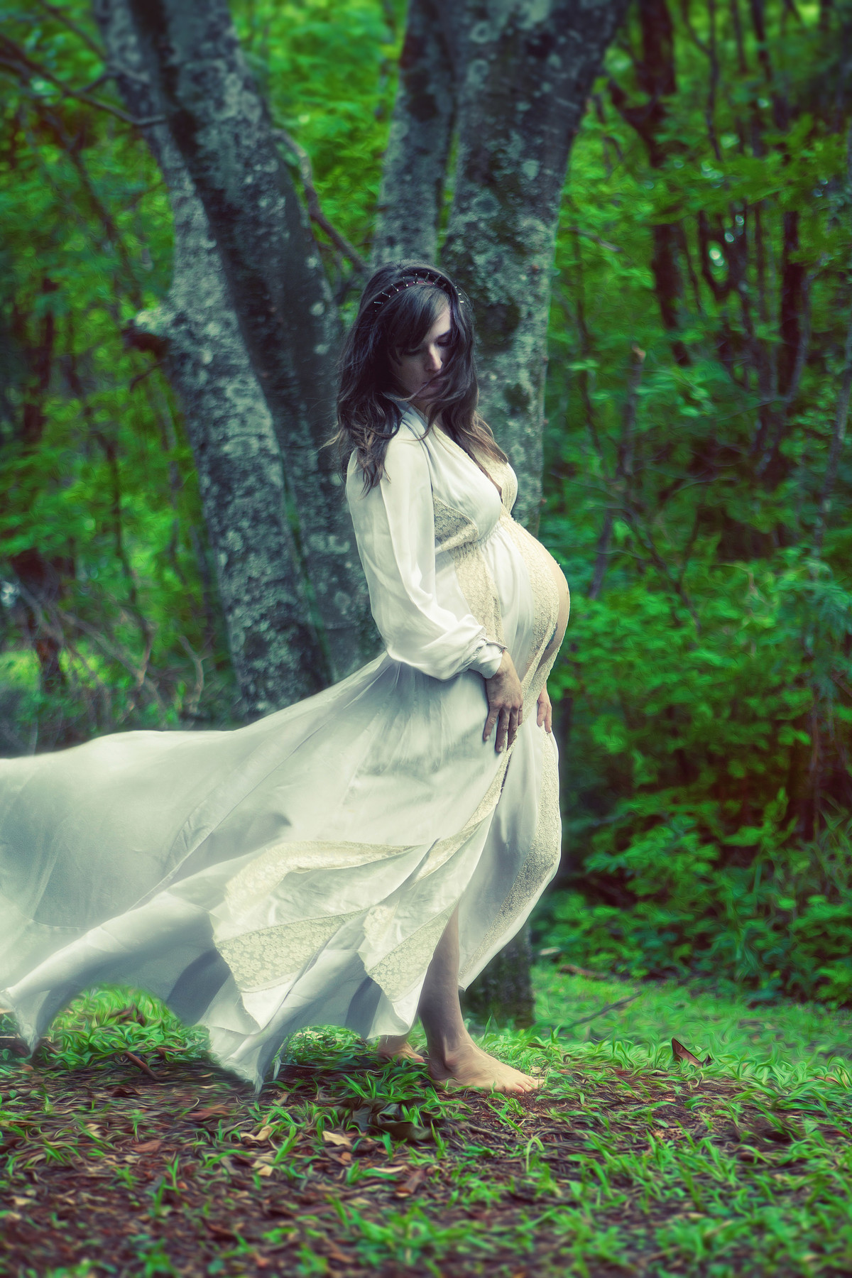 Grávida andando com um longo vestido branco no meio da floresta em Brasília-DF e fotografada pelo fotógrafo de gestantes Rafael Ohana em Brasília-DF