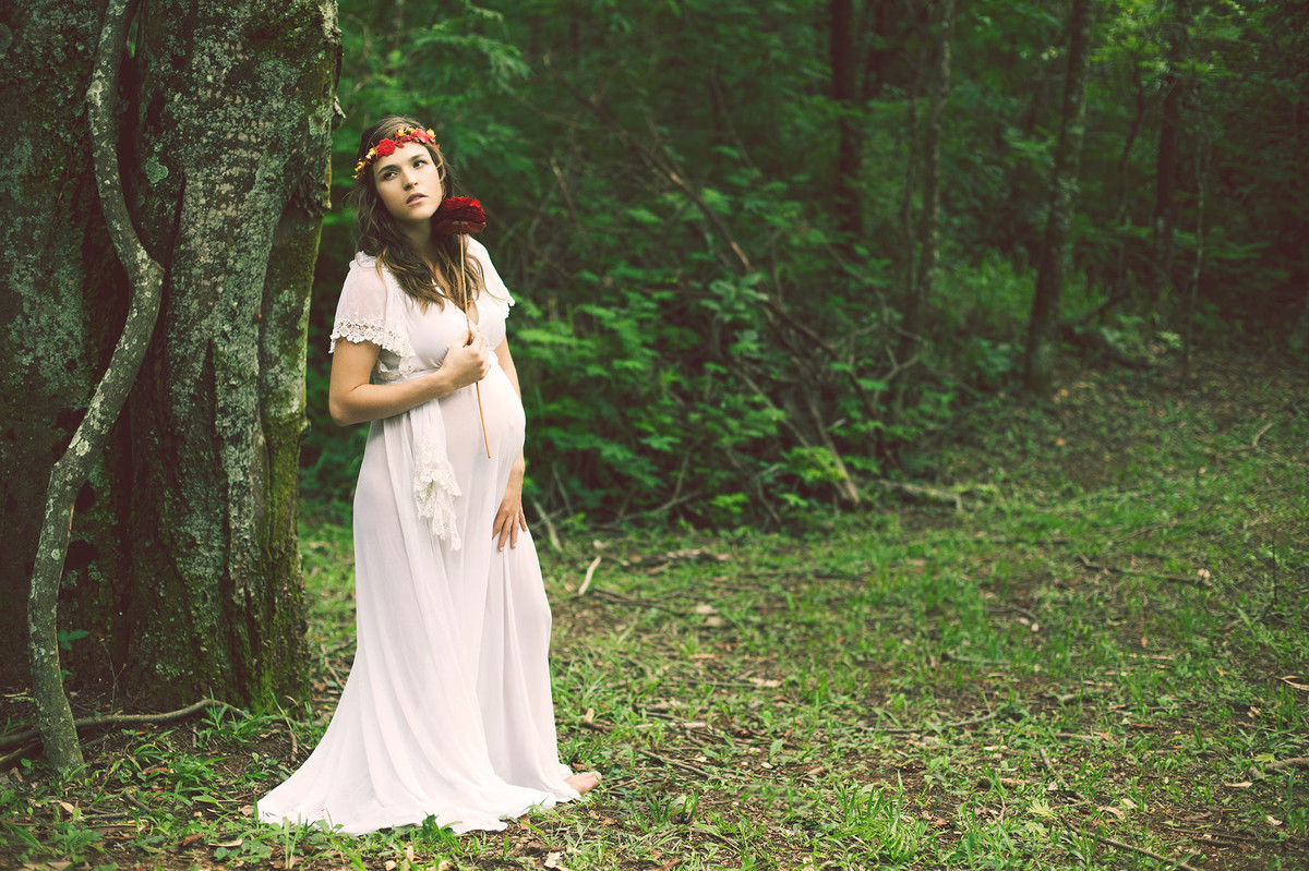 Grávida posando com vestido branco longo na floresta clicada pelo fotógrafo de grávidas Rafael Ohana em Brasília-DF