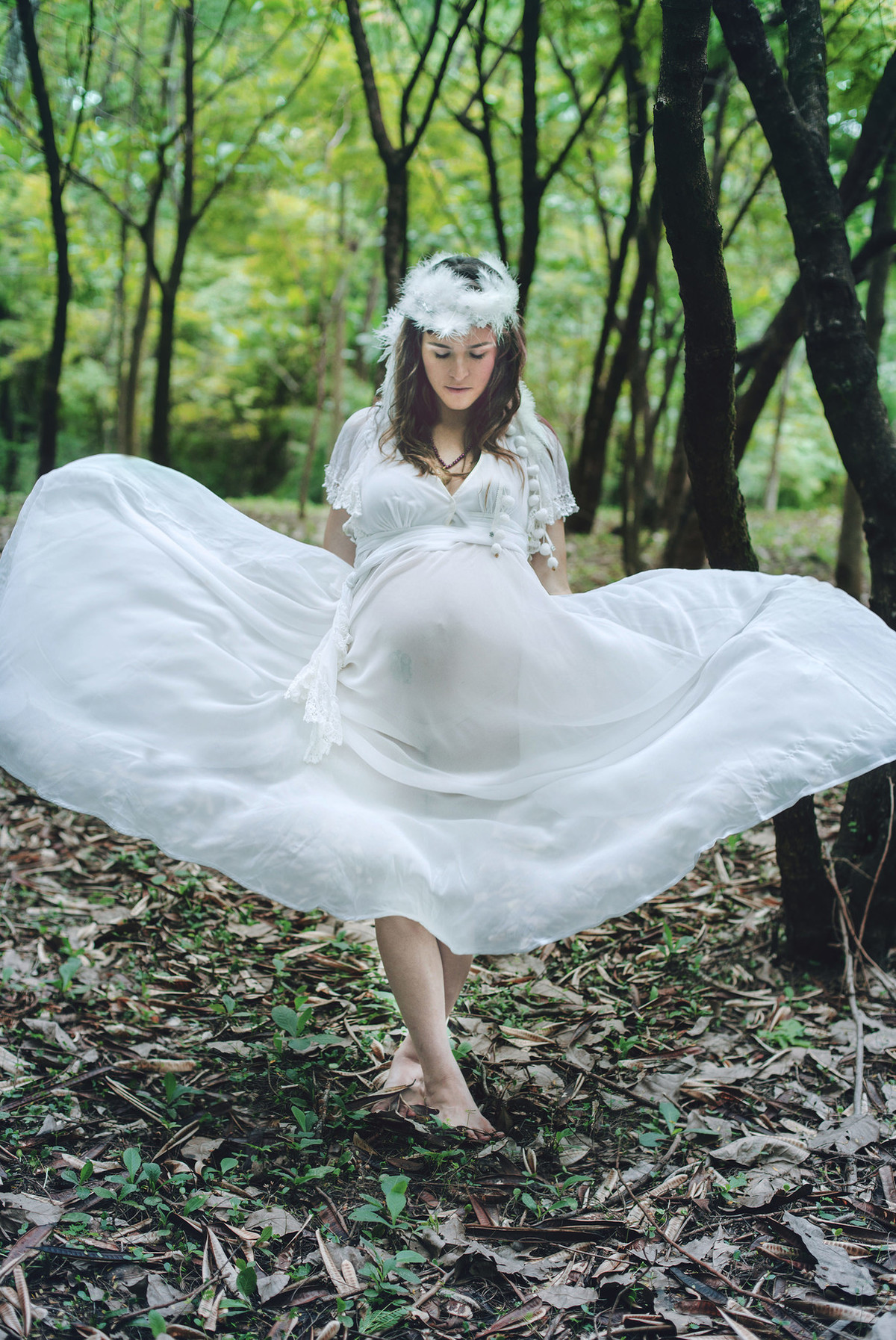 Gestante posando para ensaio fotográfico com muito vento em floresta em Brasília-DF. posing for pregnant photoshoot windy in forest in Brasilia-DF