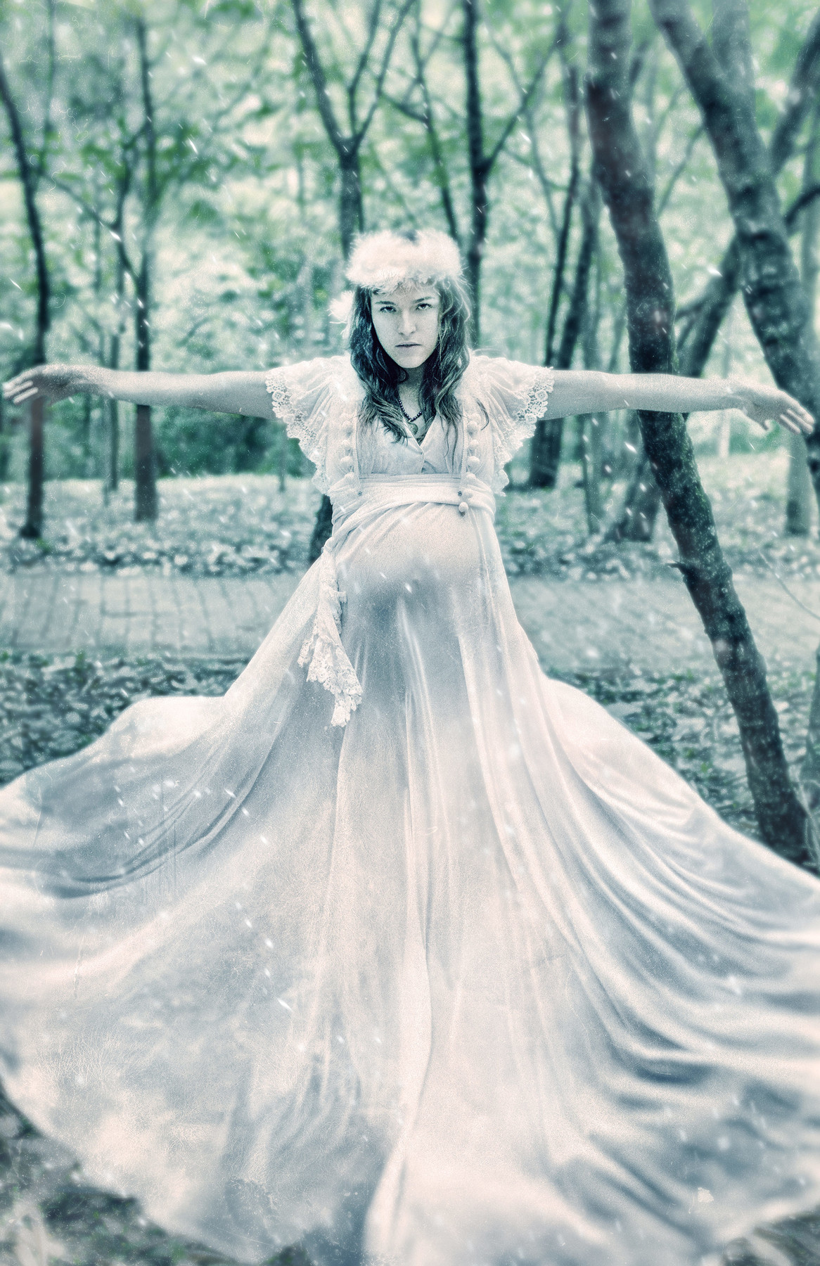 mãe deusa da floresta posando para ensaio fotográfico em Brasília-DF para o fotógrafo de gestante Rafael Ohana. mother goddess posing forest for photoshoot