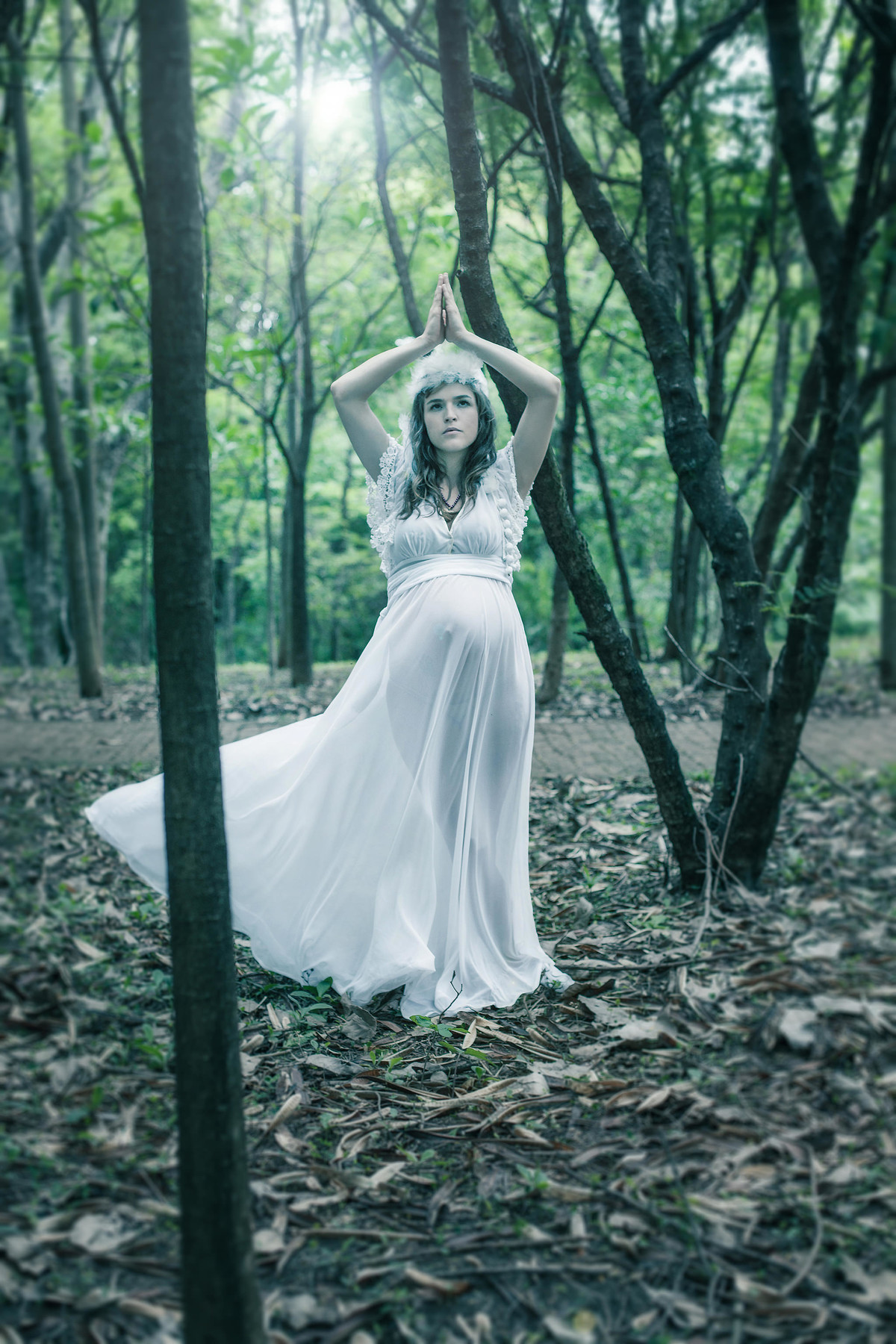 Grávida em pose de yoga em seu ensaio fotográfico temático na floresta em Brasília-DF. Foto feita pelo fotógrafo Rafael Ohana