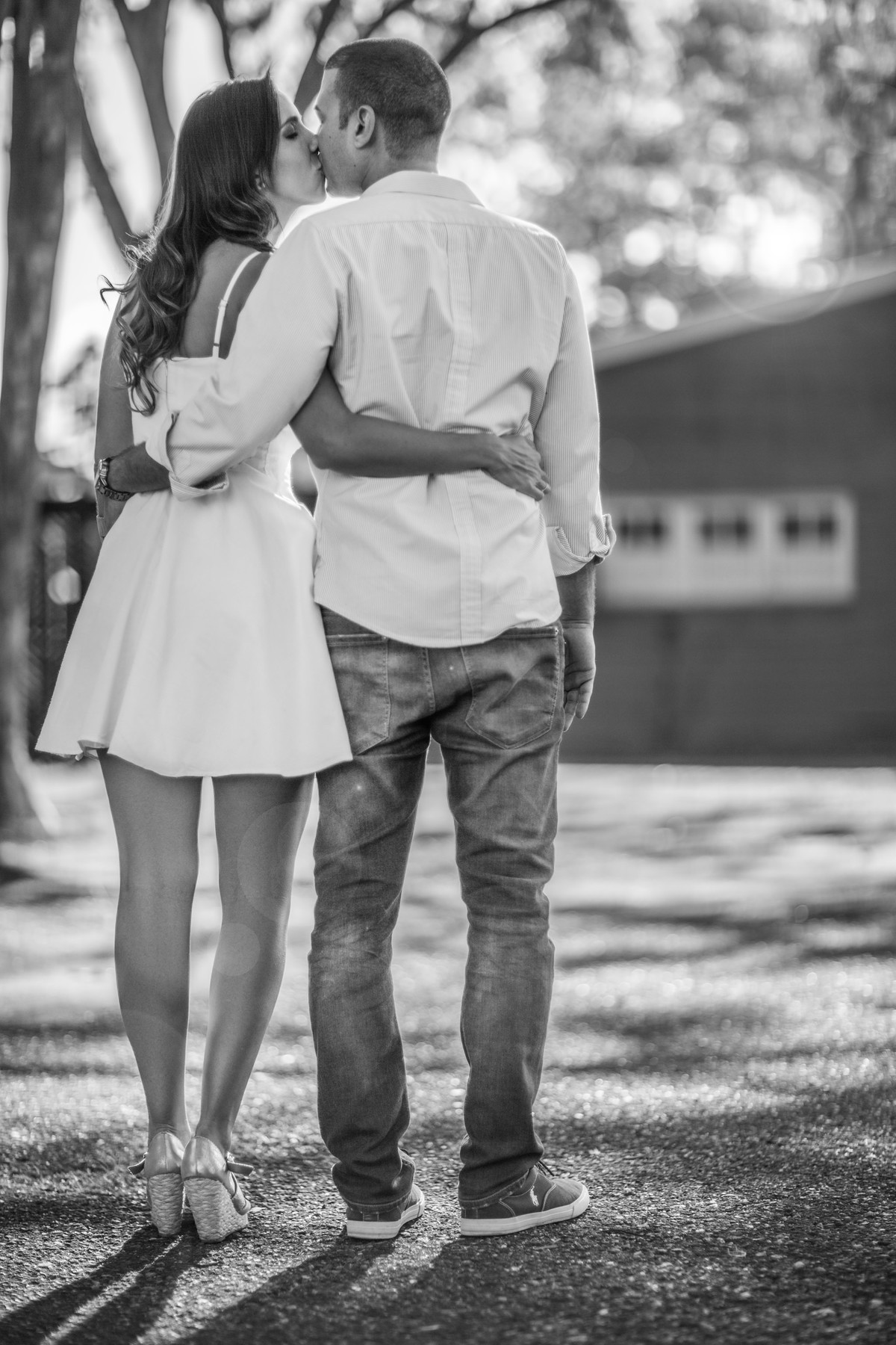 Casal abraçado em vila de madeira. Foto feita pelo fotógrafo de casamento Rafael Ohana em Brasília-DF