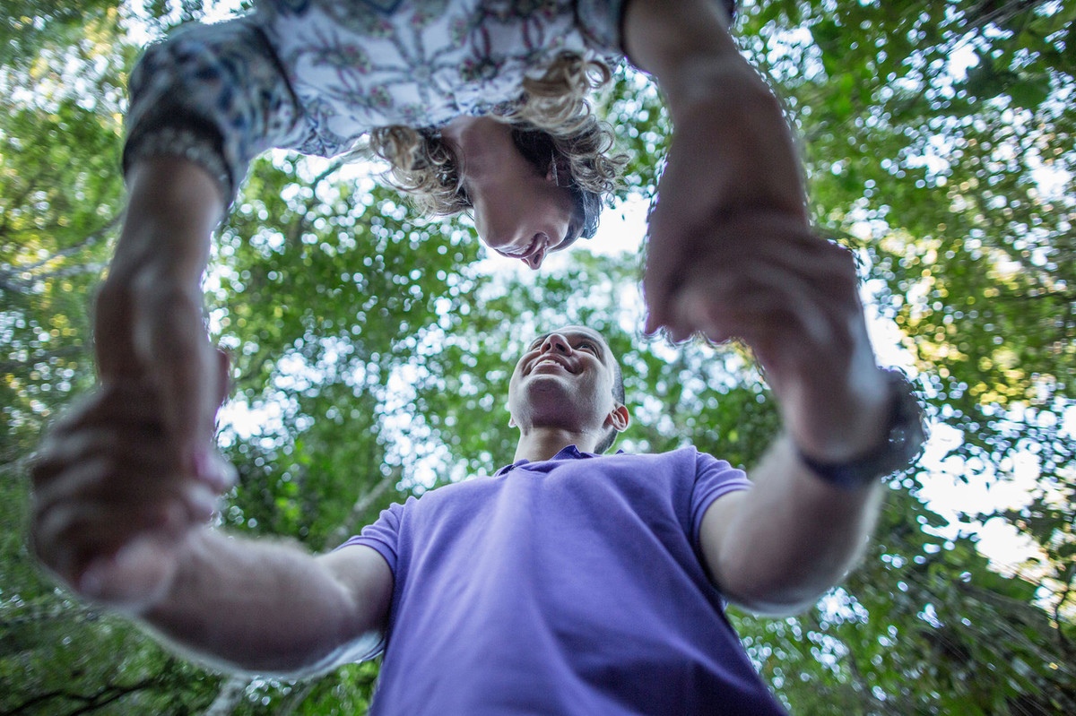Casal se olhando de mãos dadas em uma floresta. Casal abraçado se olhando. Foto feita pelo fotógrafo de casamento Rafael Ohana em Brasília-DF