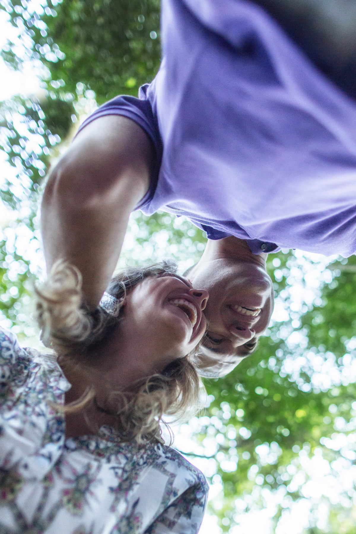 Casal rindo na floresta.Casal abraçado se olhando. Foto feita pelo fotógrafo de casamento Rafael Ohana em Brasília-DF