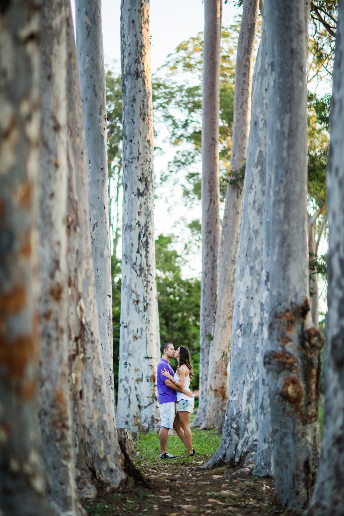Casal se beijando no meio da floresta. Casal abraçado se olhando. Foto feita pelo fotógrafo de casamento Rafael Ohana em Brasília-DF
