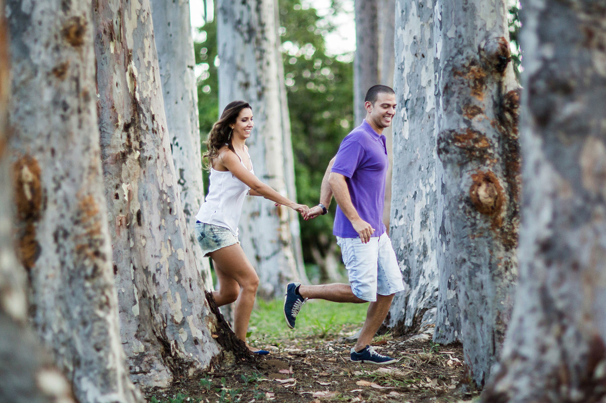 Casal correndo no meio da floresta. Casal abraçado se olhando. Foto feita pelo fotógrafo de casamento Rafael Ohana em Brasília-DF