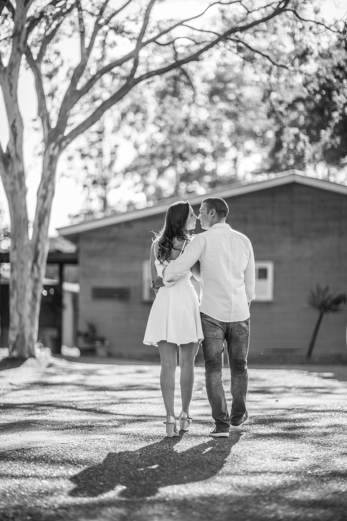 Casal abraçado se olhando. Foto feita pelo fotógrafo de casamento Rafael Ohana em Brasília-DF