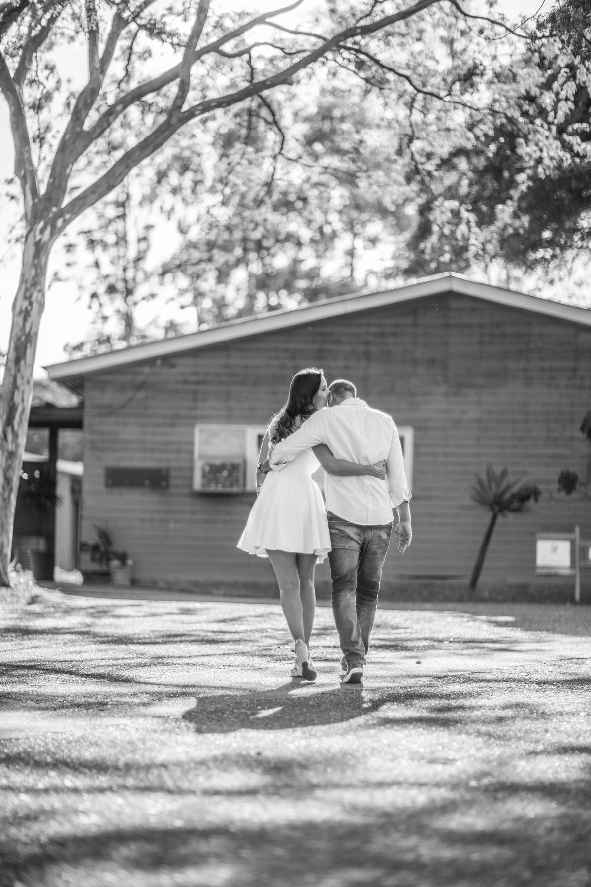 Casal abraçado se olhando. Foto feita pelo fotógrafo de casamento Rafael Ohana em Brasília-DF