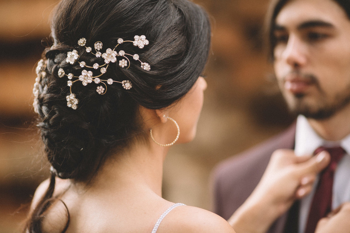 Noiva arrumando gravata do noivo. Fotografado pelo fotógrafo de casamento Rafael Ohana em Brasília-DF