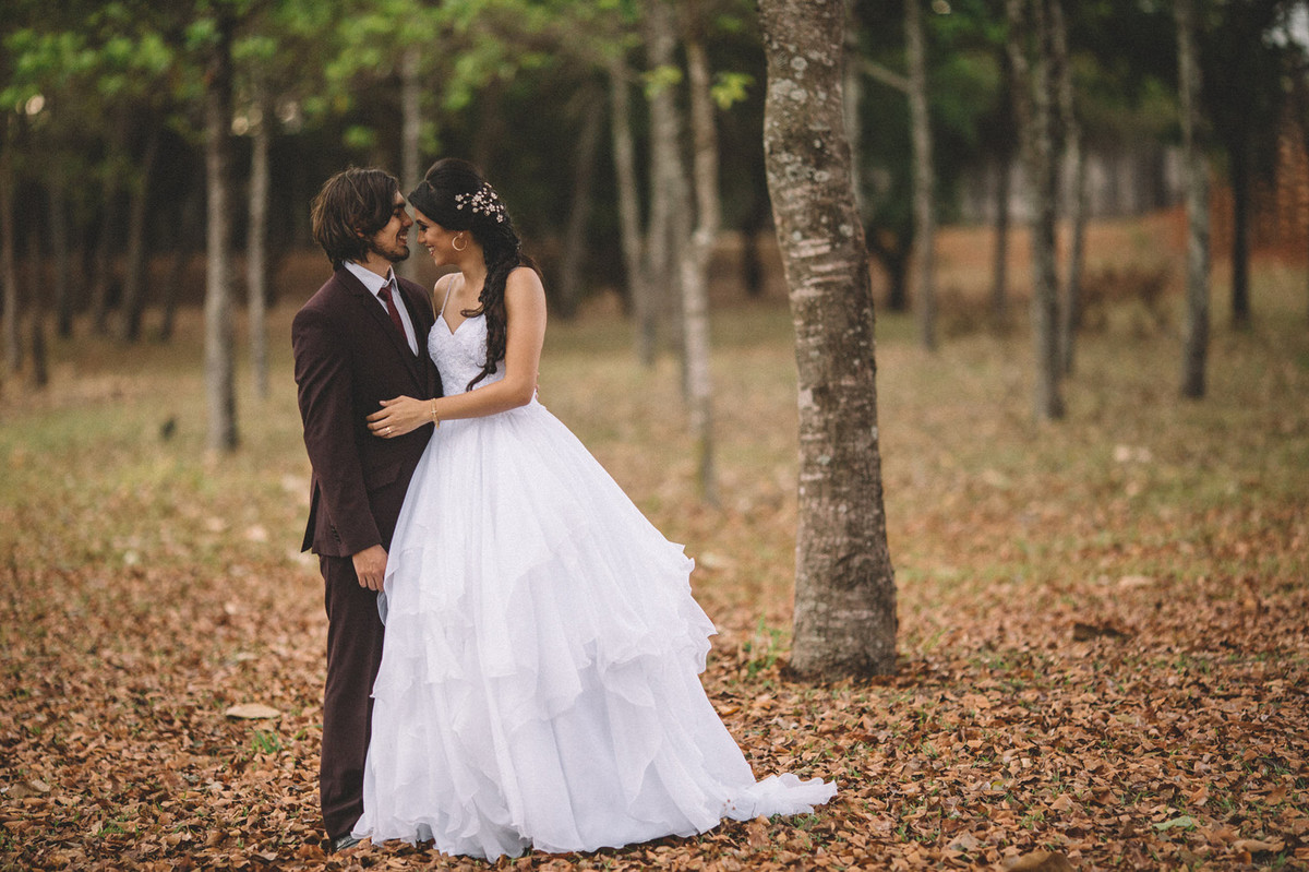 Noivos abraçados na floresta. Fotografado pelo fotógrafo de casamento Rafael Ohana em Brasília-DF