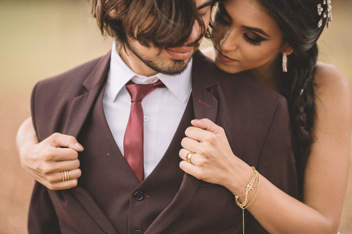 Noiva abrindo paletó do noivo. Fotografado pelo fotógrafo de casamento Rafael Ohana em Brasília-DF