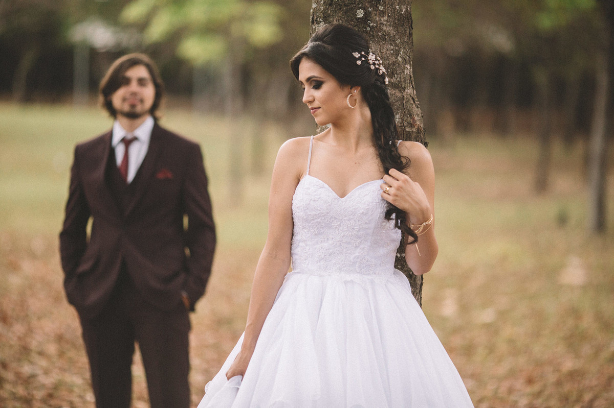 Noivo olhando para noiva encostada na arvore. Fotografado pelo fotógrafo de casamento Rafael Ohana em Brasília-DF