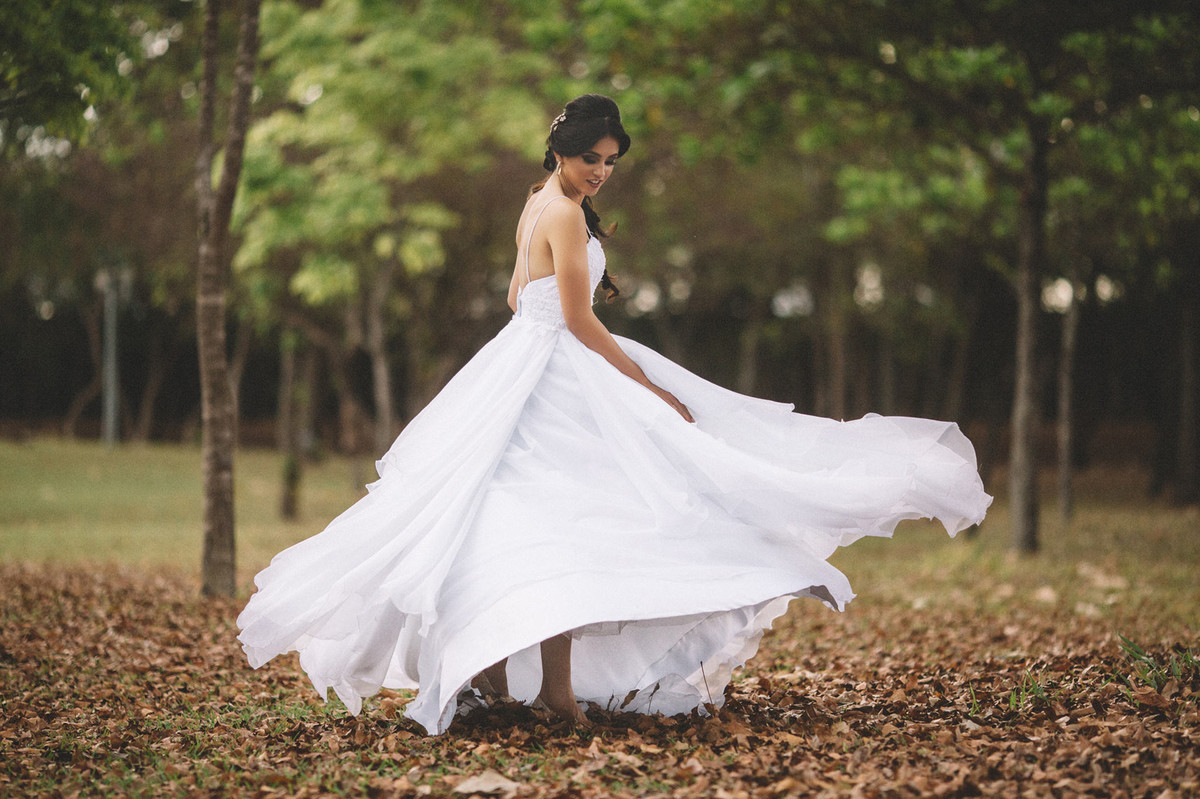 Noiva dançando girando o vestido de casamento. Fotografado pelo fotógrafo de casamento Rafael Ohana em Brasília-DF