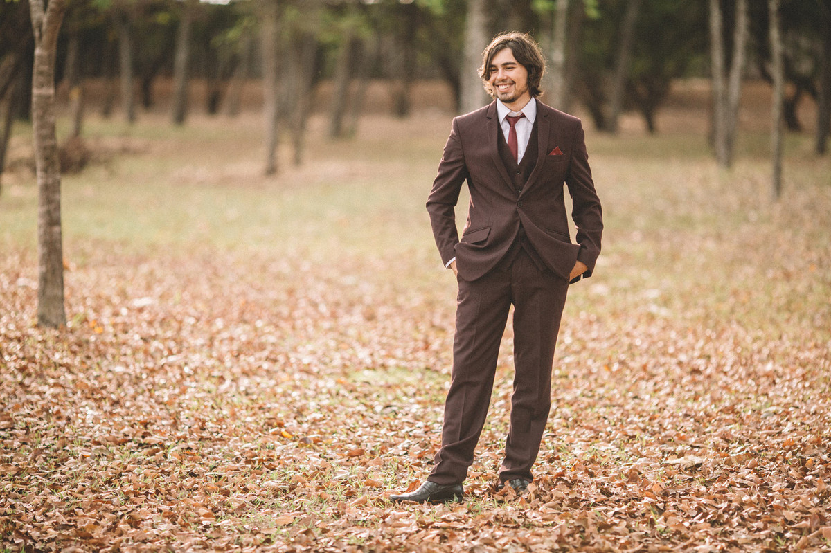 Noivo com as mãos nos bolsos da calça. Fotografado pelo fotógrafo de casamento Rafael Ohana em Brasília-DF