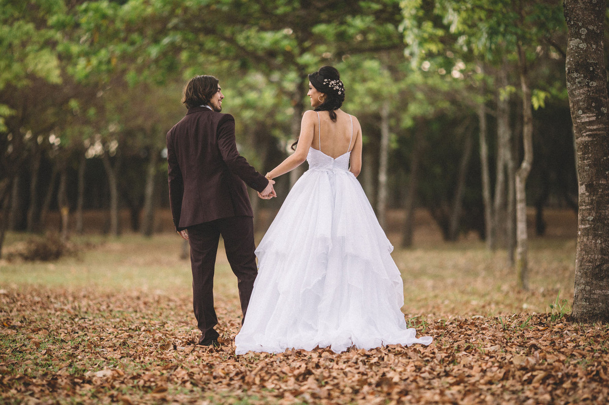 Noivos andando para longe em floresta. Fotografado pelo fotógrafo de casamento Rafael Ohana em Brasília-DF