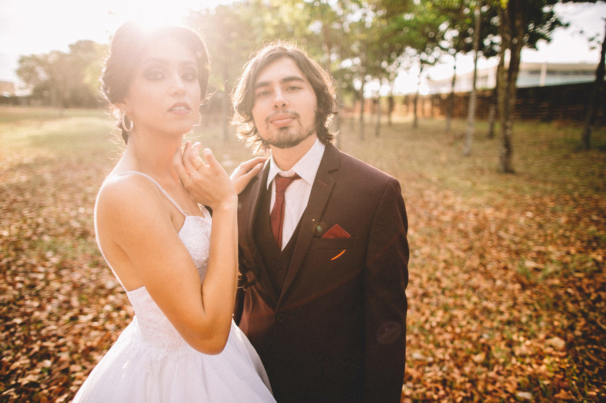 Noivos olhando para a camera. Fotografado pelo fotógrafo de casamento Rafael Ohana em Brasília-DF