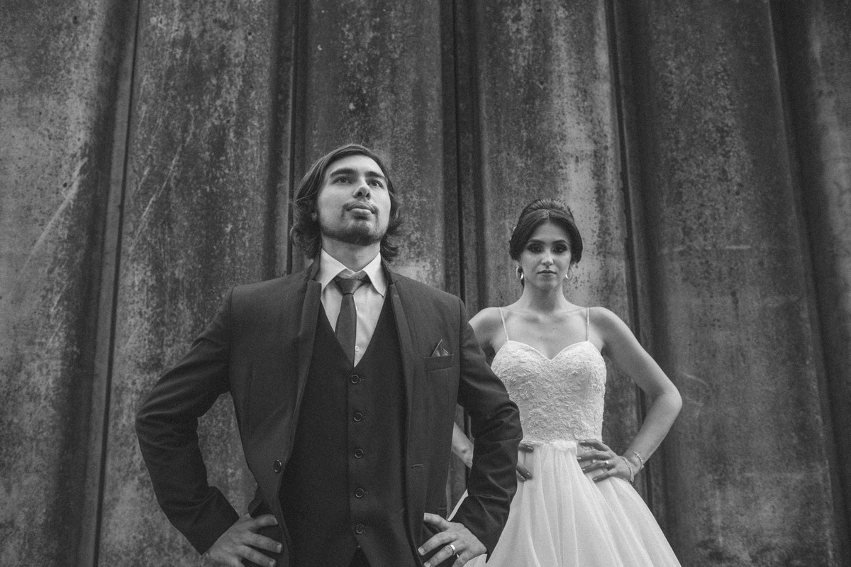 Noivos com a mão na cintura. Fotografado pelo fotógrafo de casamento Rafael Ohana em Brasília-DF