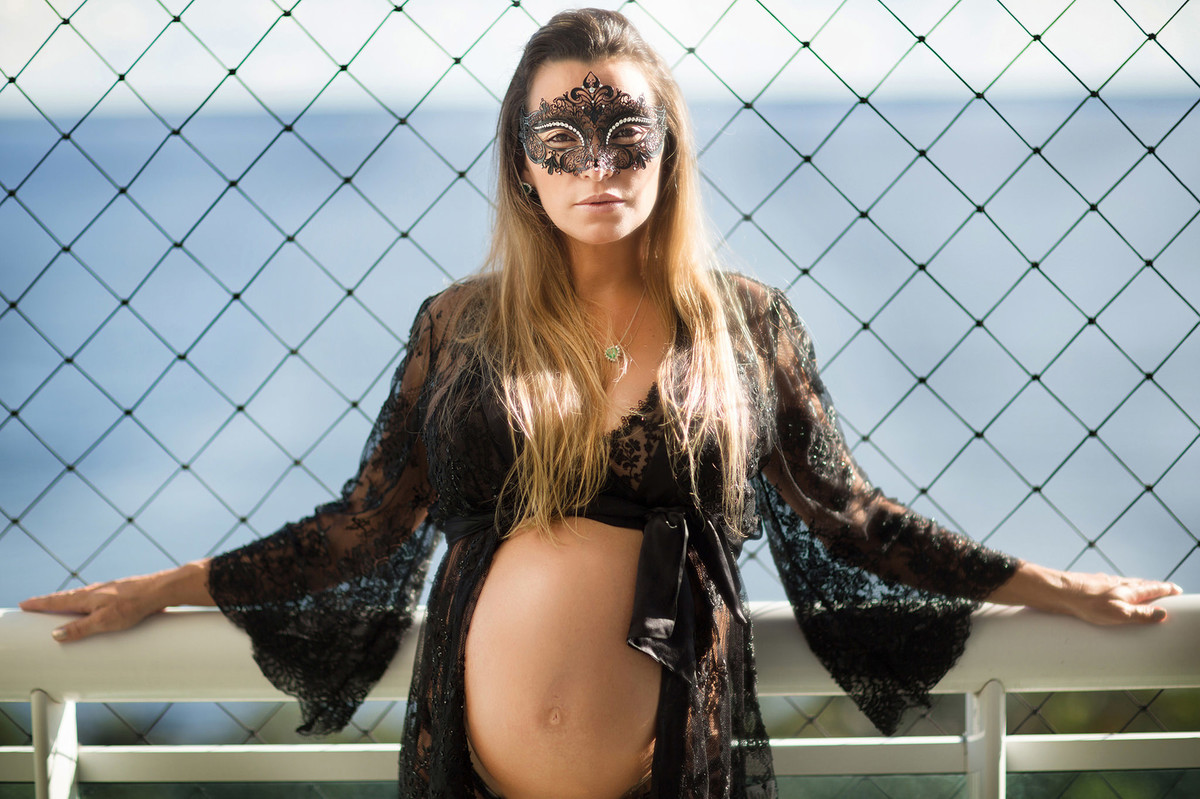 Grávida usando mascara de carnaval. Ensaio fotografado pelo fotógrafo de gestantes Rafael Ohana em Manaus-AM.