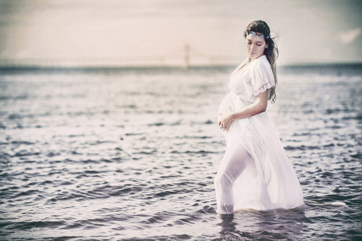 Grávida posando de vestido branco dentro d´agua. Fotografado pelo fotógrafo de gestantes Rafael Ohana em Manaus-AM