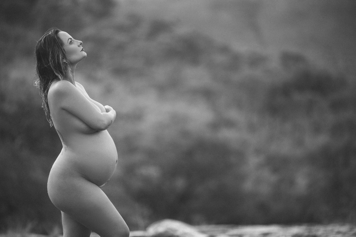 Grávida nua posando na natureza. Clicado pelo fotógrafo de gestantes Rafael Ohana em Brasília-DF