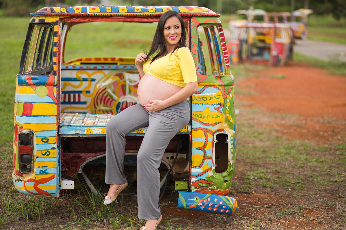 Grávida sentada em carcaça de kombi. fotografia feita pelo fotógrafo de grávidas Rafael Ohana em Brasília