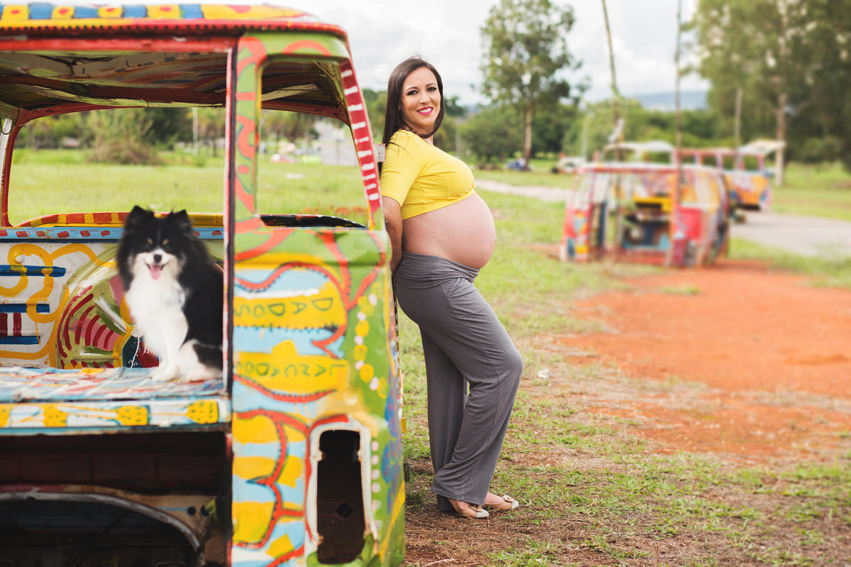 Grávida encostada em kombi com seu cachorro. fotografia feita pelo fotógrafo de grávidas Rafael Ohana em Brasília