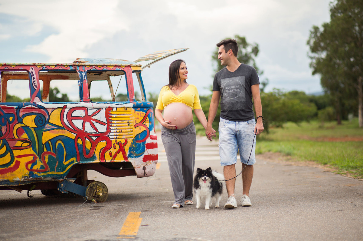 Gestante caminhando com seu marido e cachorro. fotografia feita pelo fotógrafo de grávidas Rafael Ohana em Brasília