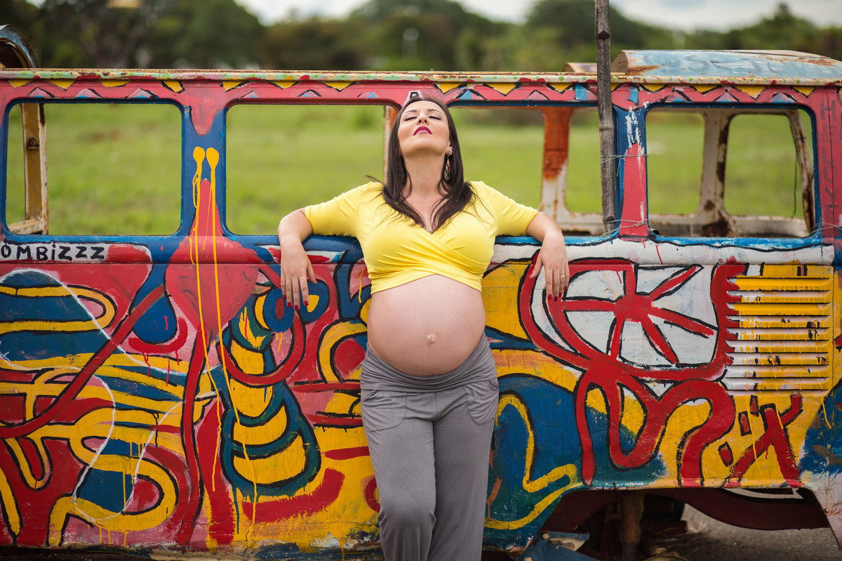 Grávida posando em kombi. fotografia feita pelo fotógrafo de grávidas Rafael Ohana em Brasília