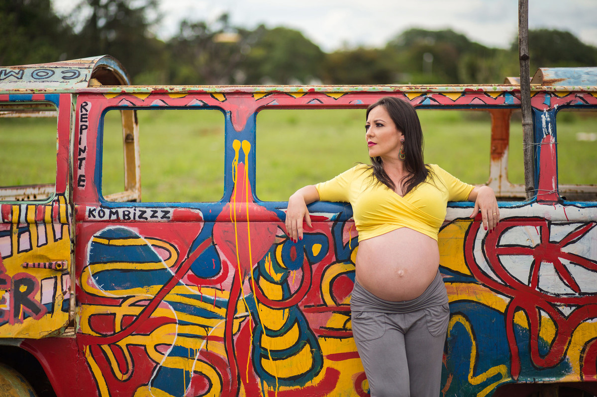 Grávida posando em kombi colorida. fotografia feita pelo fotógrafo de grávidas Rafael Ohana em Brasília