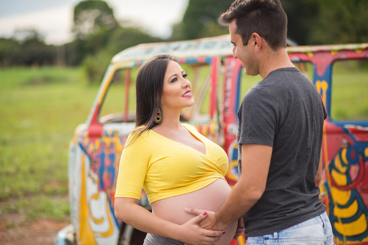 Marido segurando a barriga da esposa. fotografia feita pelo fotógrafo de grávidas Rafael Ohana em Brasília