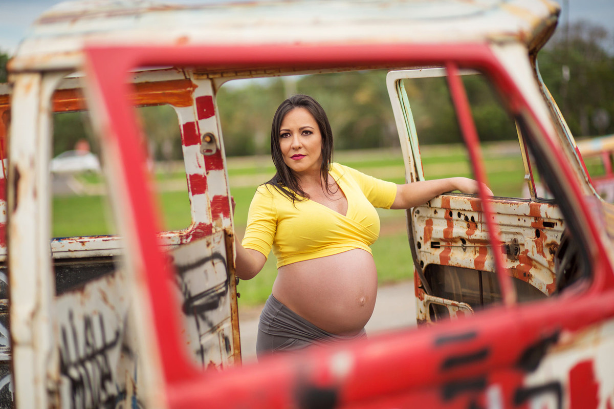 Grávida posando em carcaça de kombi. fotografia feita pelo fotógrafo de grávidas Rafael Ohana em Brasília