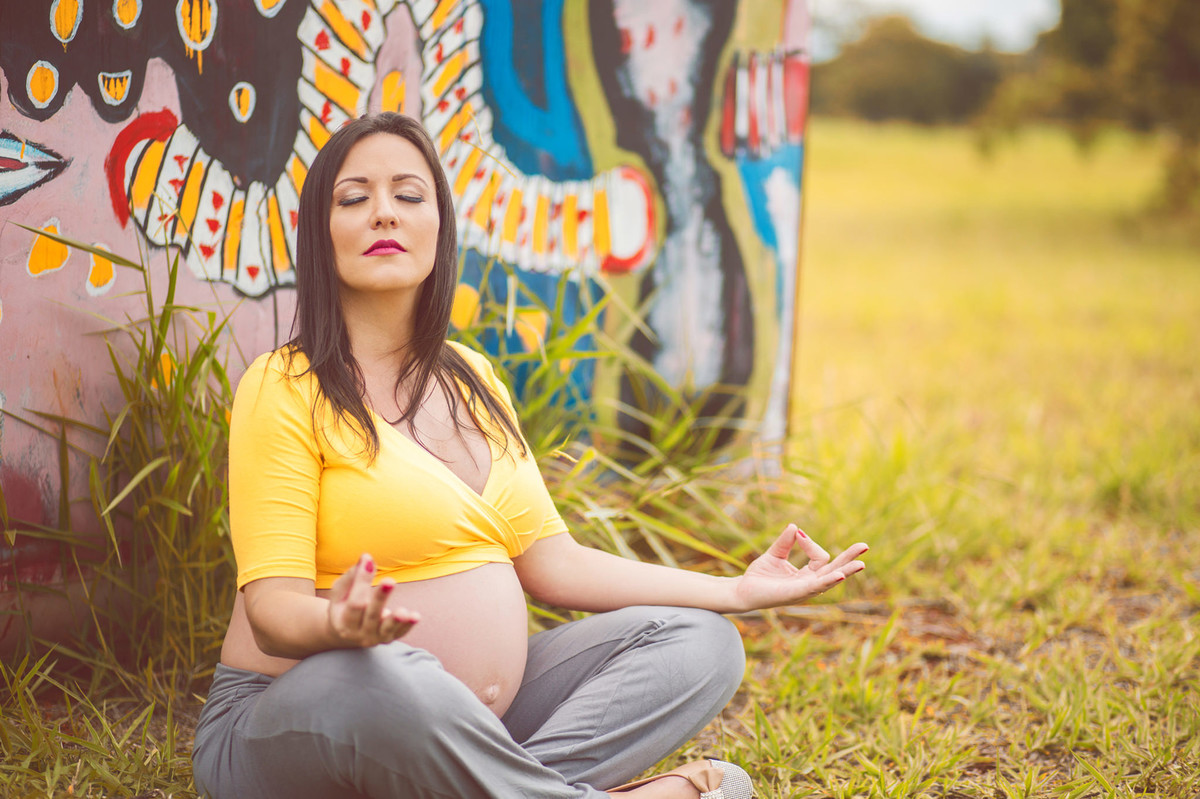 Grávida meditando. fotografia feita pelo fotógrafo de grávidas Rafael Ohana em Brasília
