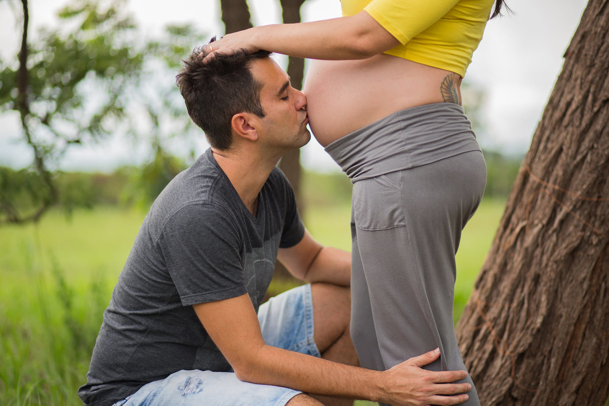 Marido beijando barriga da esposa grávida. fotografia feita pelo fotógrafo de grávidas Rafael Ohana em Brasília