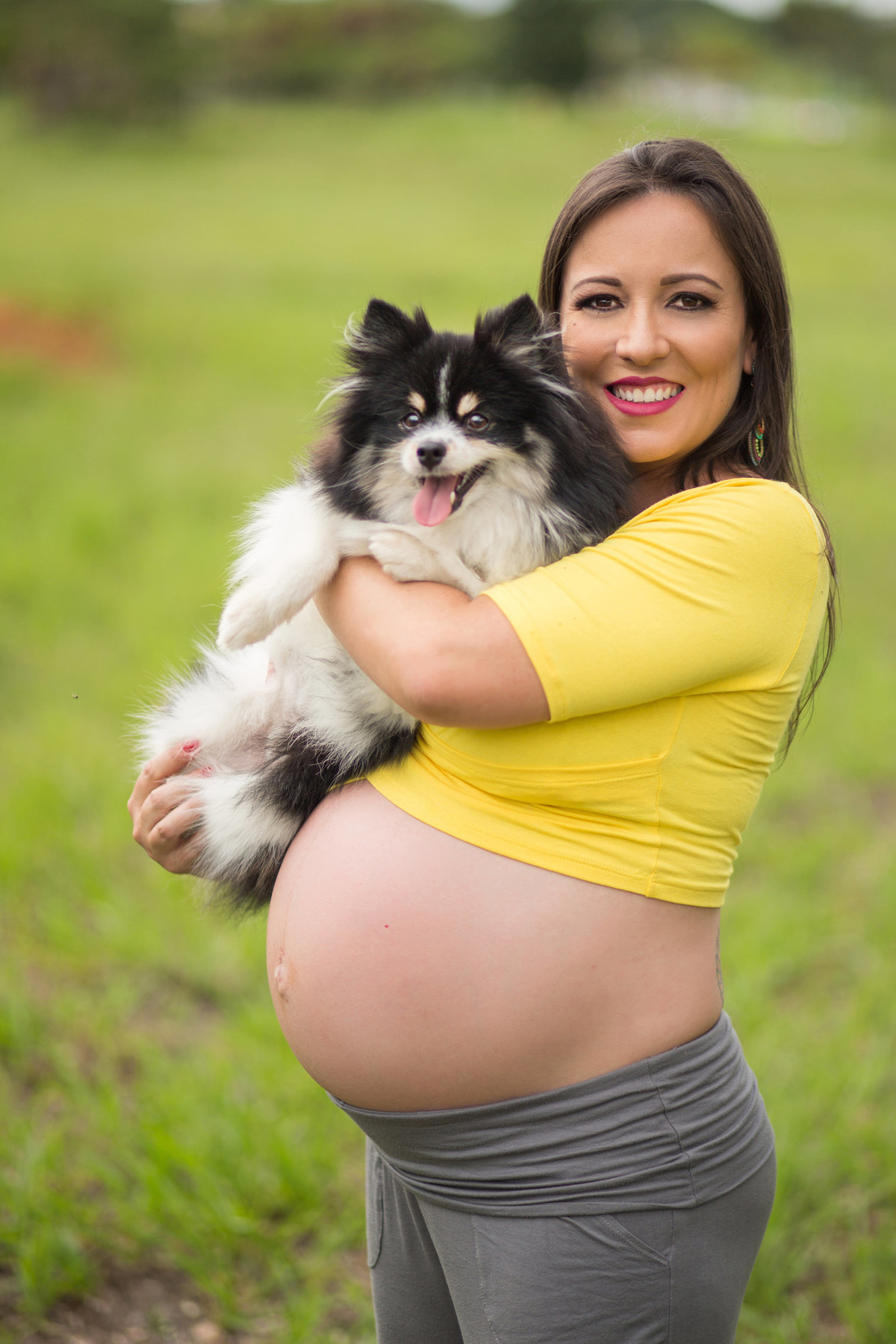 Grávida abraçando seu cão. fotografia feita pelo fotógrafo de grávidas Rafael Ohana em Brasília