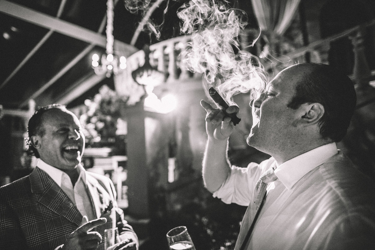 Rapaz fumando charuto em casamento no Villa Giardini em Brasília-DF