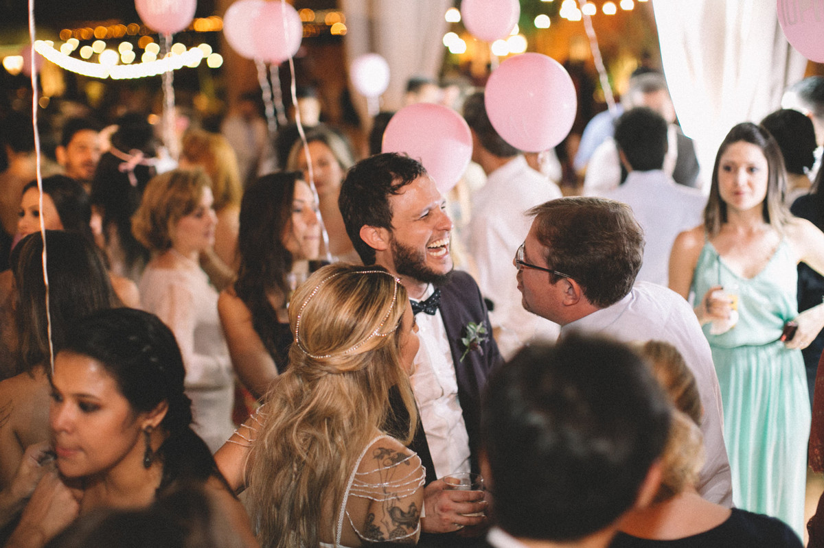 Noivo se divertindo em seu casamento no Villa Giardini em Brasília-DF
