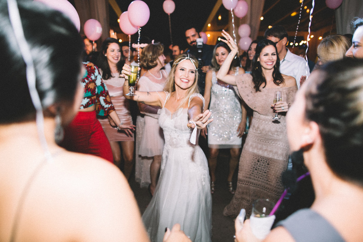 Noiva dançando em sua recepção de casamento no Villa Giardini em Brasília-DF