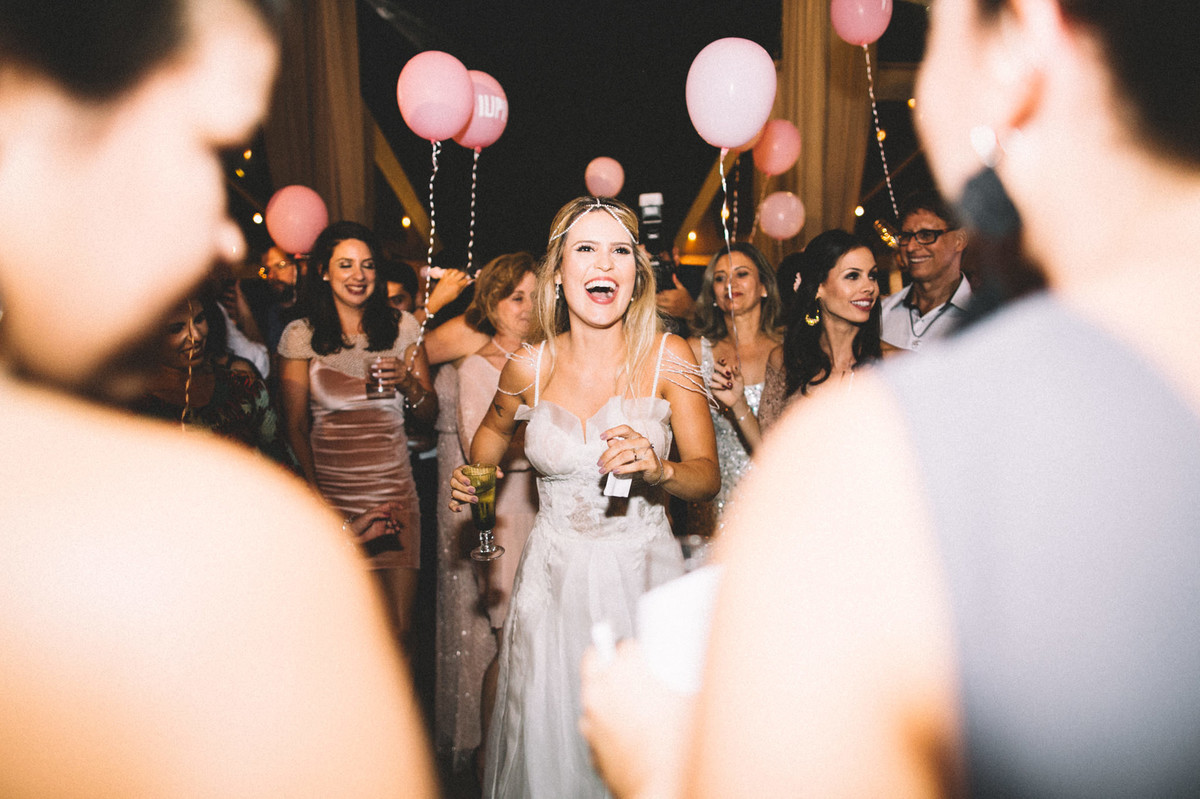 Noiva dançando em sua recepção de casamento no Villa Giardini em Brasília-DF