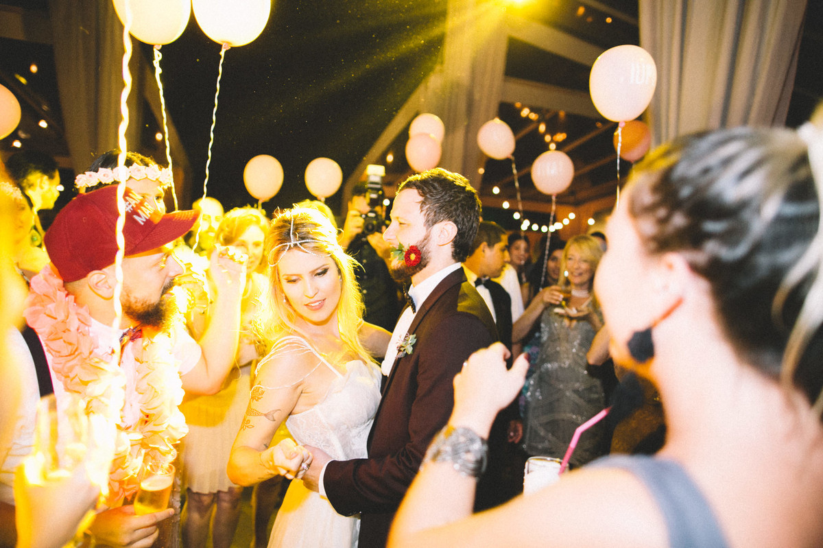 Noivos dançando em sua recepção de casamento no Villa Giardini em Brasília-DF